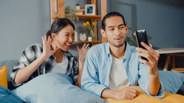 How Online Chat Enhances Relationships Across Distances